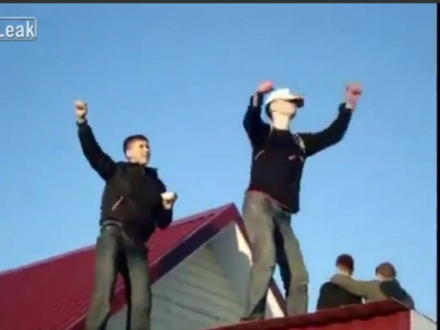 Τι συμβαίνει αν χορεύεις μεθυσμένος σε οροφή σπιτιού; (vid)