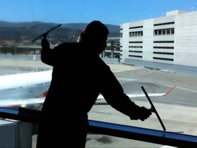 Καθαρίζοντας τζάμια με... στυλ και χιούμορ! (vid)