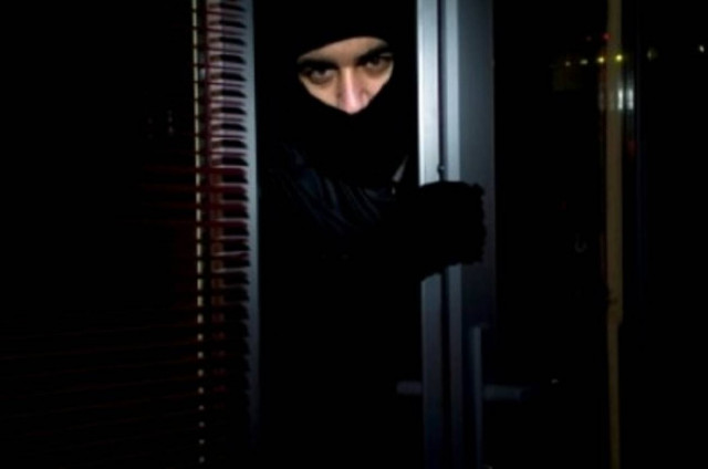 Τρεις ληστείες με καλάσνικοφ και ξυλοδαρμούς