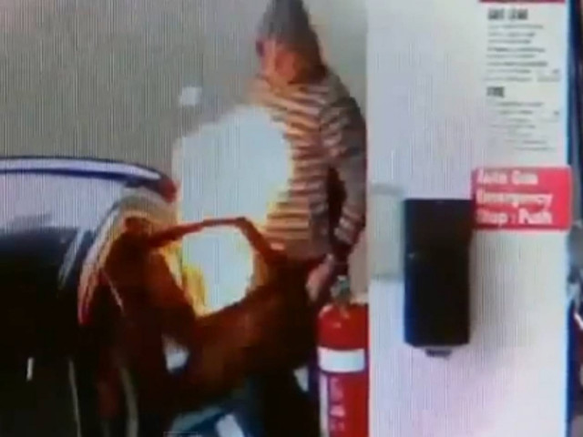 Βίντεο – σοκ: Τσέκαρε αν ανάβει ο αναπτήρας του σε βενζινάδικο!