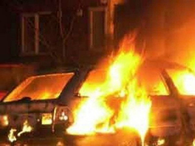 Έβαλαν φωτιά σε αυτοκίνητο του υπουργείου Ανάπτυξης