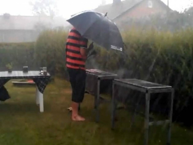 Κάνοντας μπάρμπεκιου μέσα σε... καταιγίδα! (vid)