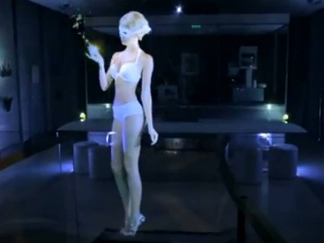 Δοκιμάζει... εσώρουχα σε βιτρίνα και καθηλώνει τους περαστικούς (vid)