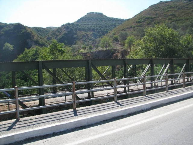 Κιλκίς: Επιχείρησαν να «ξηλώσουν» με γερανό γέφυρα 15 τόνων!