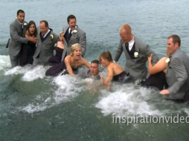 FAIL: Πόζαραν για αναμνηστική και κατέληξαν στη λίμνη! (vid)