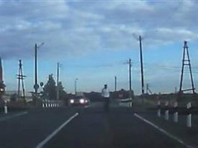 Σοκαριστικό βίντεο: Απίστευτο δυστύχημα με τρένο στη Ρωσία