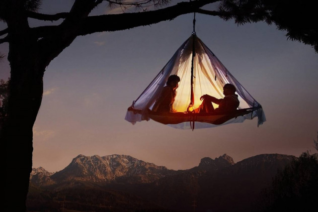 'Εκρυβε τον εραστή της σε μια σκηνή στο κήπο του σπιτιού της!