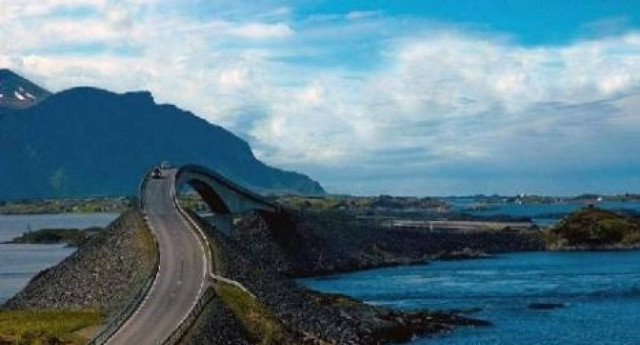 Συγκλονιστικό! Αυτοκινητόδρομος στον ωκεανό!