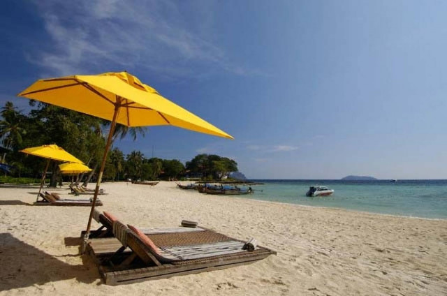 Η εκμετάλλευση στις παραλίες παρά τη κρίση συνεχίζεται...