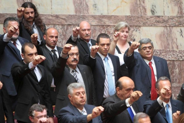 Ορκωμοσία βουλευτών: Ο Κασιδιάρης στο πλευρό του Μιχαλολιάκου