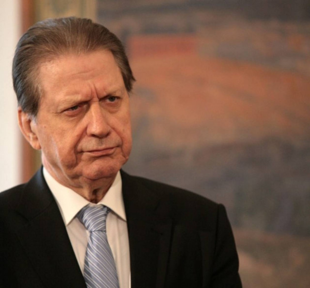 Ο Β. Πολύδωρας ψήφισε δείχνοντας το ψηφοδέλτιο του Β. Μεϊμαράκη