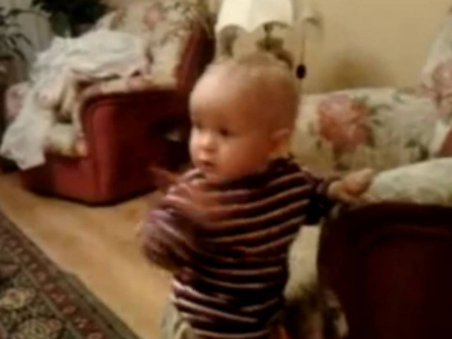 Απίθανο video: Μωρό... γαβγίζει σε γάτα!