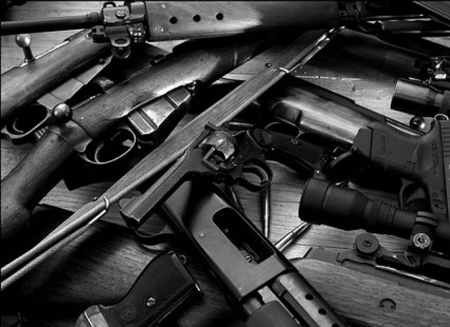 Συλλήψεις για συμμετοχή σε διεθνή σπείρα εμπορίας όπλων