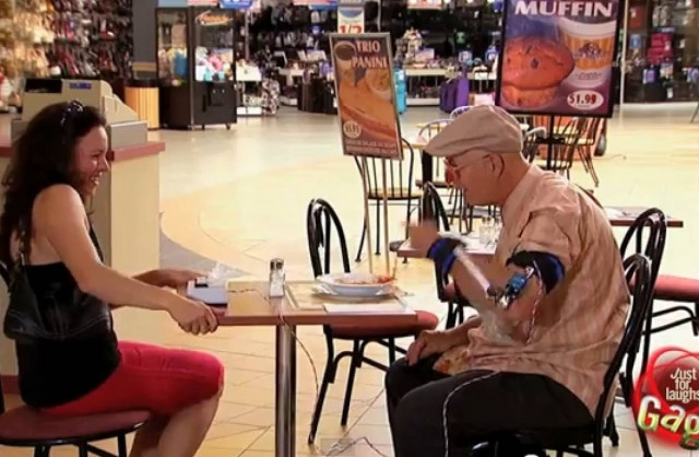 Απίστευτη φάρσα με ρομποτικό χέρι! (vid)