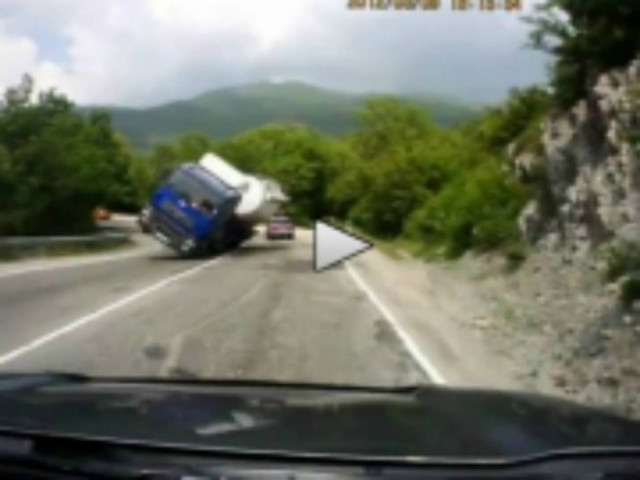 Βίντεο – σοκ: Απίστευτο τροχαίο με νταλίκα