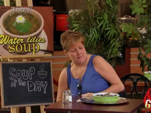 Απίστευτη φάρσα με σούπα από... ζωντανά βατράχια! (vid)