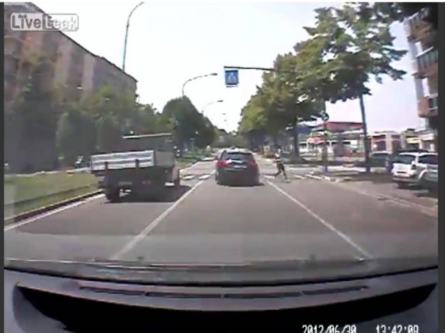 Βίντεο-σοκ: Οδηγός παραλίγο να χτυπήσει νεαρή κοπέλα σε διάβαση!