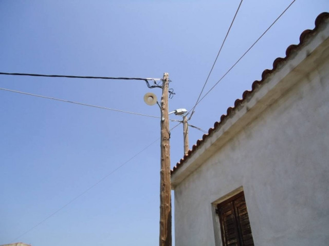 Έκοψε στύλο της ΔΕΗ