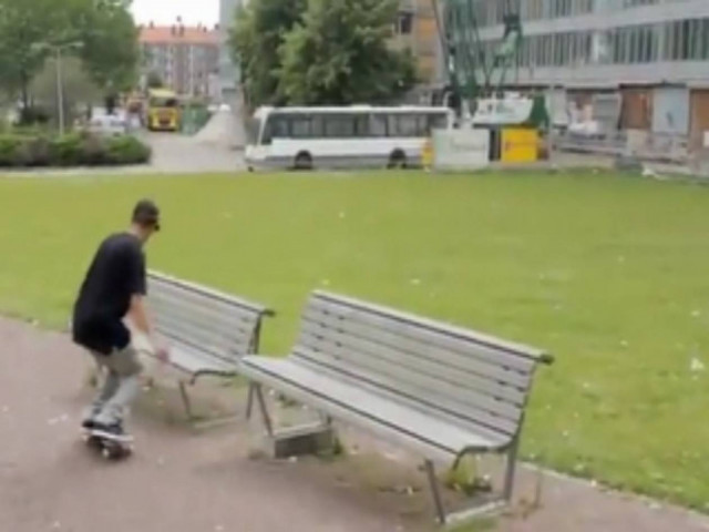 Aπίστευτο: Πλάκα μπετόν 2,5 τόνων έπεσε πάνω σε λεωφορείο (vid)