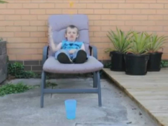 Απίστευτα κόλπα με μπαλάκι πινγκ πoνγκ από έναν 9χρονο (vid)