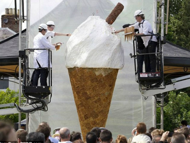 Το μεγαλύτερο παγωτό του κόσμου ζυγίζει έναν τόνο! (pics)