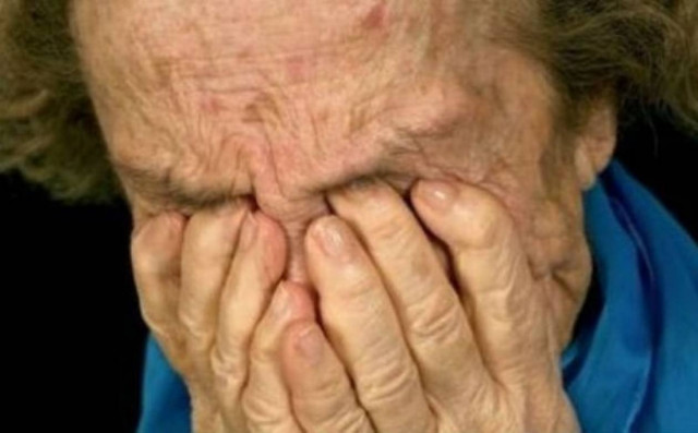 Χτύπησαν και λήστεψαν ηλικιωμένη στον Άλιμο