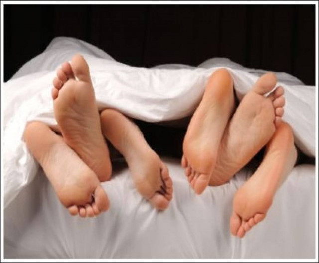 Πώς θα πείσετε την κοπέλα σας να πει «ναι» σ’ ένα καλοκαιρινό «τρίο»