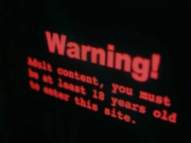 Έψαχνε πορνό στο ίντερνετ και βρήκε ακατάλληλο βίντεο της γυναίκας του