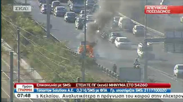 Έκρηξη και πυρκαγιά σε ΙΧ στην Λ. Ποσειδώνος