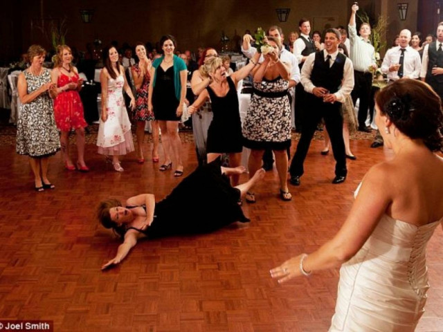 Ξεκαρδιστικό βίντεο: Πήγε να πιάσει τη νυφική ανθοδέσμη και έπεσε!