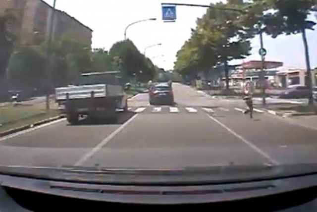 Βίντεο: Απερίσκεπτος οδηγός παραλίγο να χτυπήσει γυναίκα