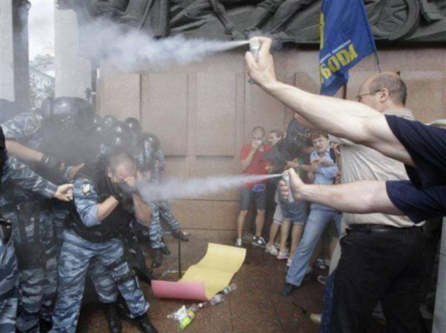 Ουκρανία: Διαδηλωτές ψεκάζουν την αστυνομία