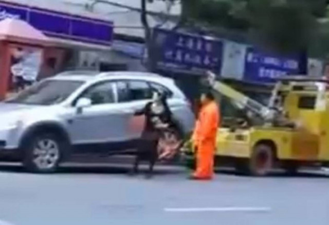 Βίντεο: Του πήρε τον γερανό και έφυγε