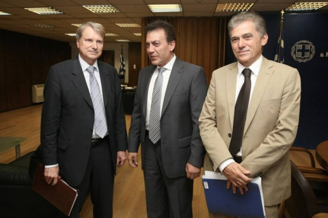 ΣΟΚ: Η τρόικα θέλει να ρίξει τον βασικό μισθό στα 390 ευρώ!