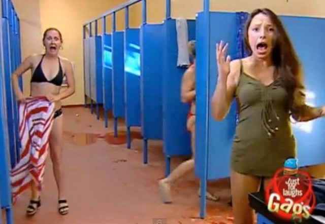 Βίντεο: Ξεκαρδιστική φάρσα με λάθος τουαλέτα