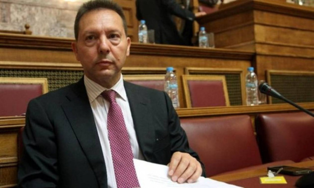 Ορκίζονται Γ. Στουρνάρας, Σ. Κεδίκογλου και Κ. Τσιάρας