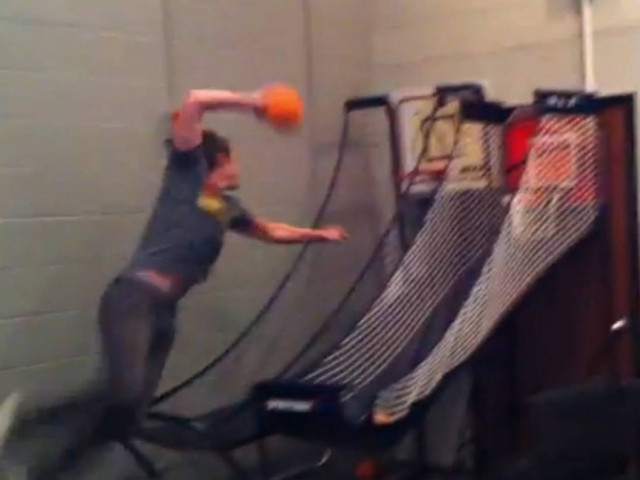 Βίντεο: Τέτοιο κάρφωμα δεν έχετε δει… ποτέ!