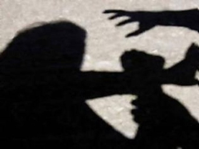 «Με κλείδωσαν σε ένα δωμάτιο και με βίαζαν 5 άτομα»