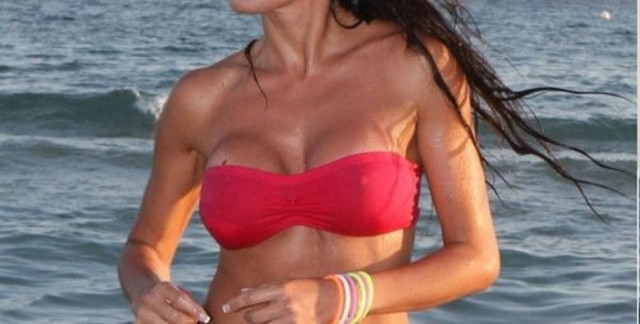 Πασίγνωστο εγχώριο μοντέλο με βρεγμένο διάφανο μαγιό (ΦΩΤΟ)