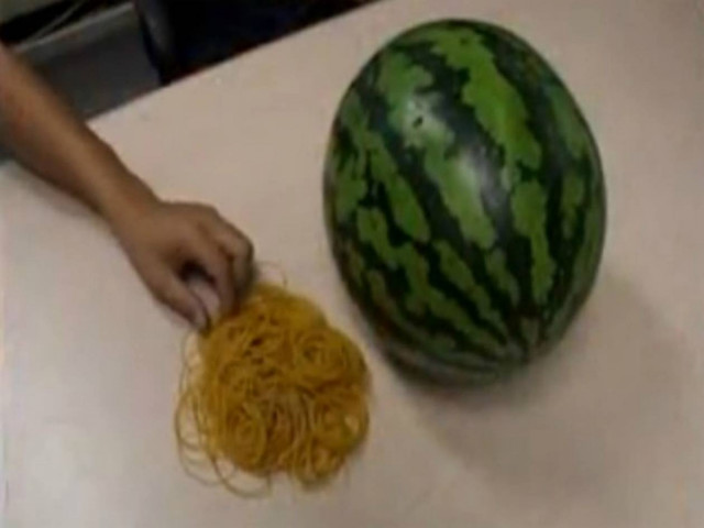 Βίντεο: Τι συμβαίνει αν βάλεις 500 λαστιχάκια σε ένα καρπούζι;