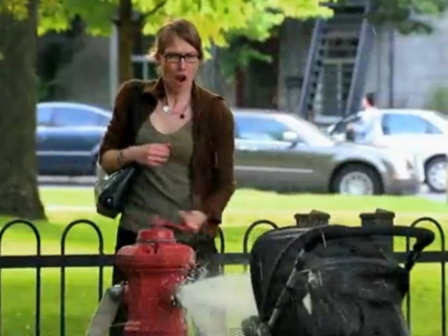 Απίστευτη φάρσα: Έκανε μούσκεμα το... μωρό με πυροσβεστήρα (vid)