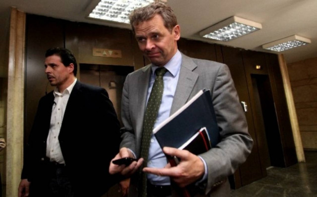 Παρέλαση τροϊκανών από τα υπουργεία