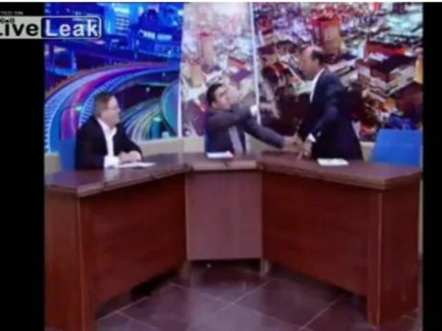 Σοκ: Έβγαλε όπλο στον αέρα εκπομπής! (vid)