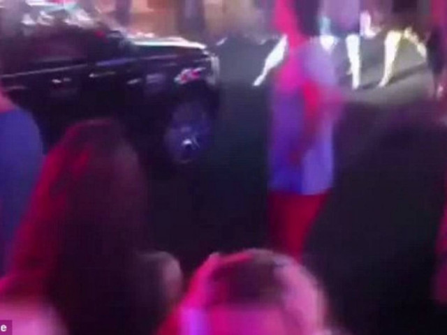 Σοκαριστικό: Πάτησε με τζιπ τουρίστες που πανηγύριζαν το Euro (vid)