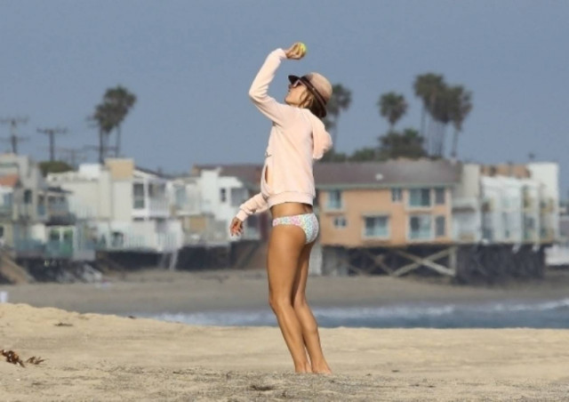 Η Αλεσάντρα Αμπρόσιο στο Μαλιμπού