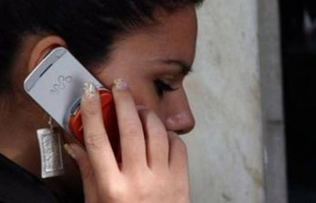 Κολλημένοι με το... κινητό οι Έλληνες