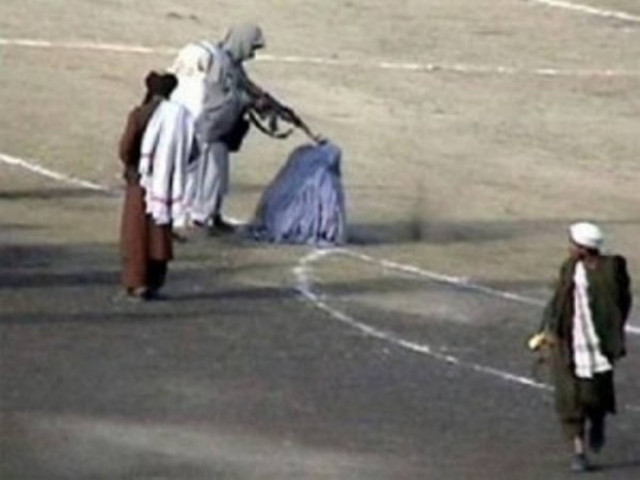 Αφγανός εκτελεί με αυτόματο την γυναίκα του για μοιχεία