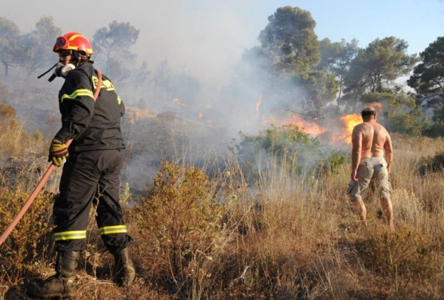 Σε ύφεση η πυρκαγιά στο Βαρνάβα