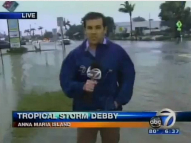 Βίντεο: Ο ρεπόρτερ έγινε μούσκεμα!