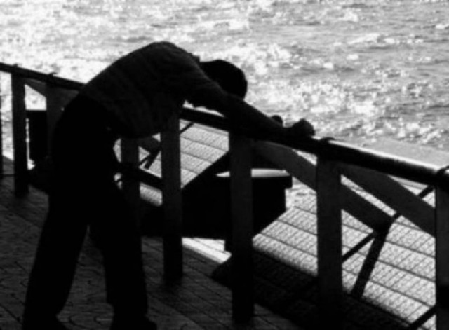 Απειλούσε να πέσει από δέντρο επειδή είχε οικονομικά προβλήματα